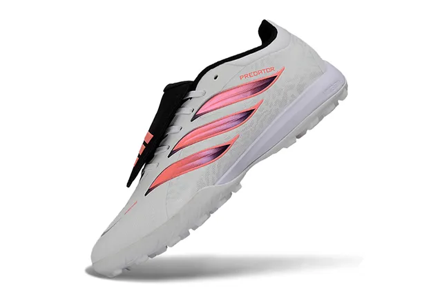 Adidas Predator Tênis de futebol Turf branco e rosa sintético texturizado com design de três listras em gradiente 3