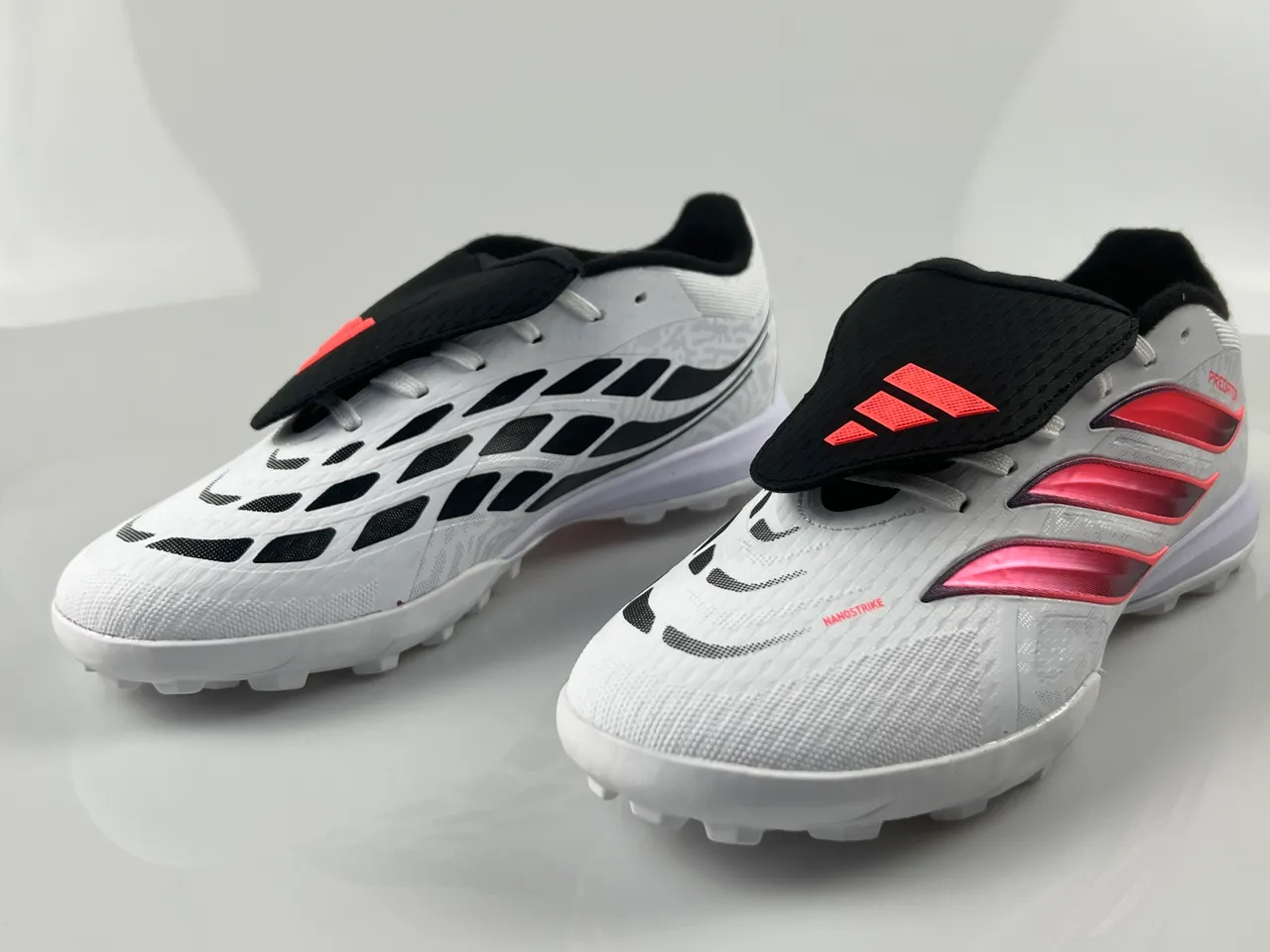 Adidas Predator Tênis de futebol Turf branco e rosa sintético texturizado com design de três listras em gradiente 8