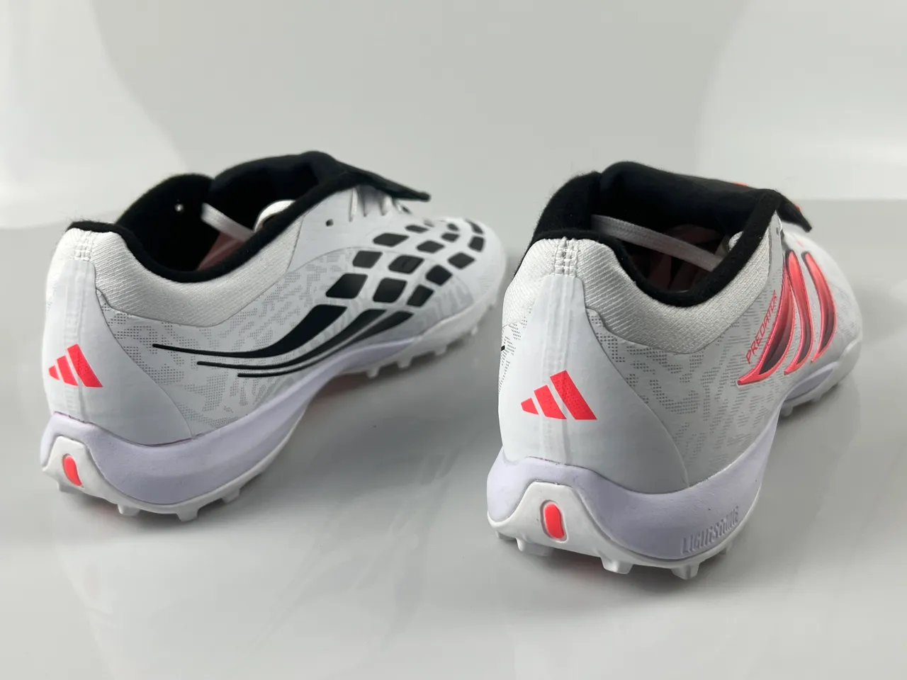 Adidas Predator Tênis de futebol Turf branco e rosa sintético texturizado com design de três listras em gradiente 9