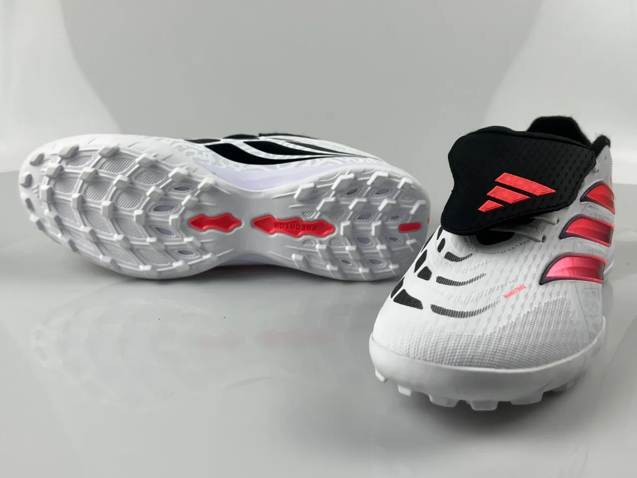 Adidas Predator Tênis de futebol Turf branco e rosa sintético texturizado com design de três listras em gradiente 10