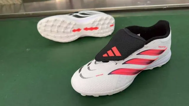 Adidas Predator Tênis de futebol Turf branco e rosa sintético texturizado com design de três listras em gradiente 11