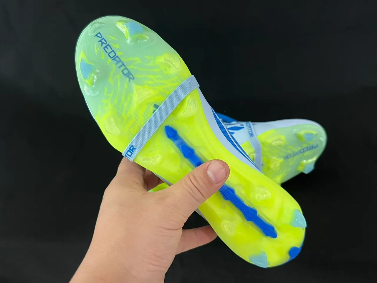 Adidas Predator Botas de fútbol blanco y amarillo de corte bajo para terreno firme 2