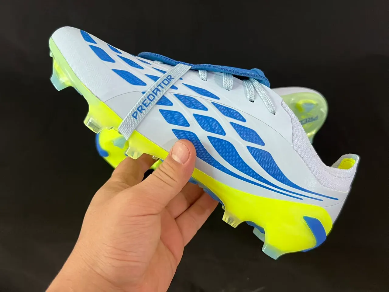 Adidas Predator Botas de fútbol blanco y amarillo de corte bajo para terreno firme 4