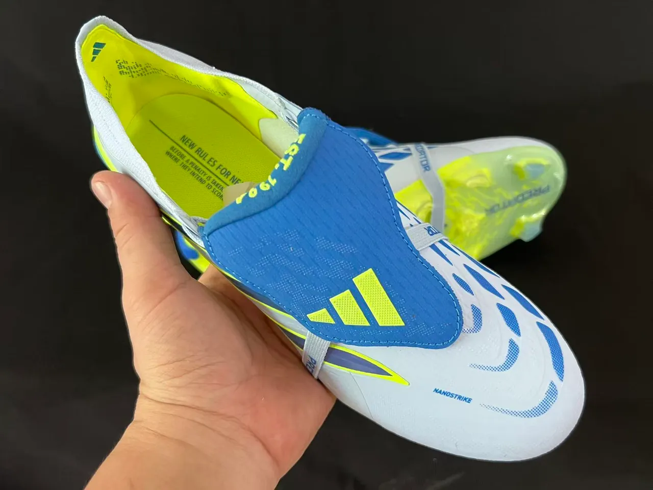 Adidas Predator Botas de fútbol blanco y amarillo de corte bajo para terreno firme 5