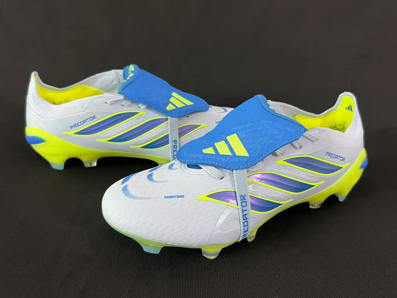 Adidas Predator Botas de fútbol blanco y amarillo de corte bajo para terreno firme 6