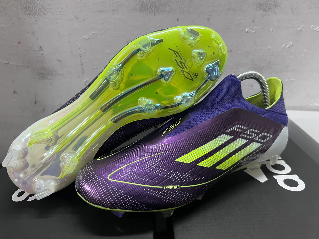 Adidas Violet Jaune Bas Coupé Col Ajustement Chaussette Texturé Synthétique Supérieur Sol Ferme Chaussures de Football 15