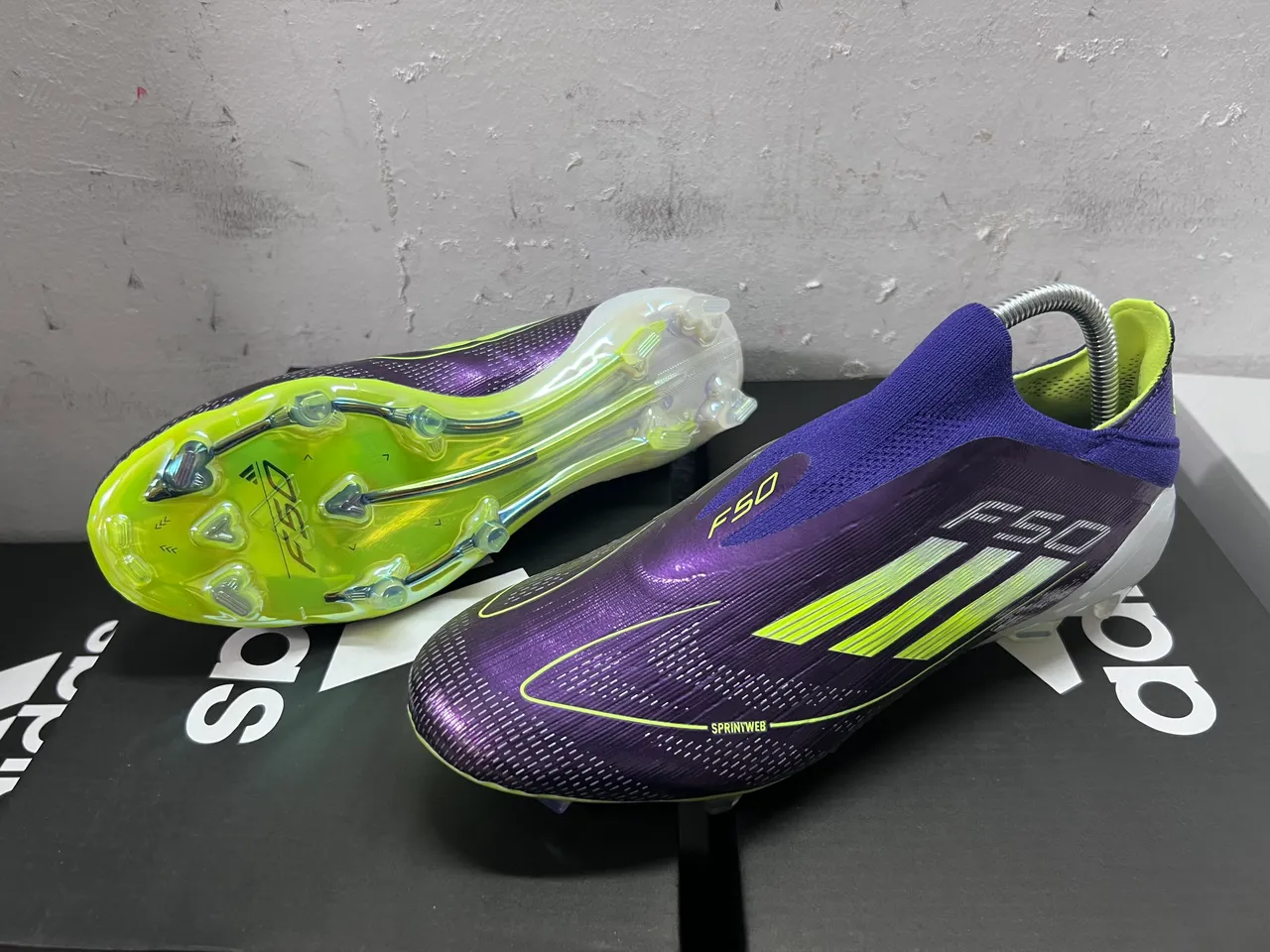 Adidas Violet Jaune Bas Coupé Col Ajustement Chaussette Texturé Synthétique Supérieur Sol Ferme Chaussures de Football 16