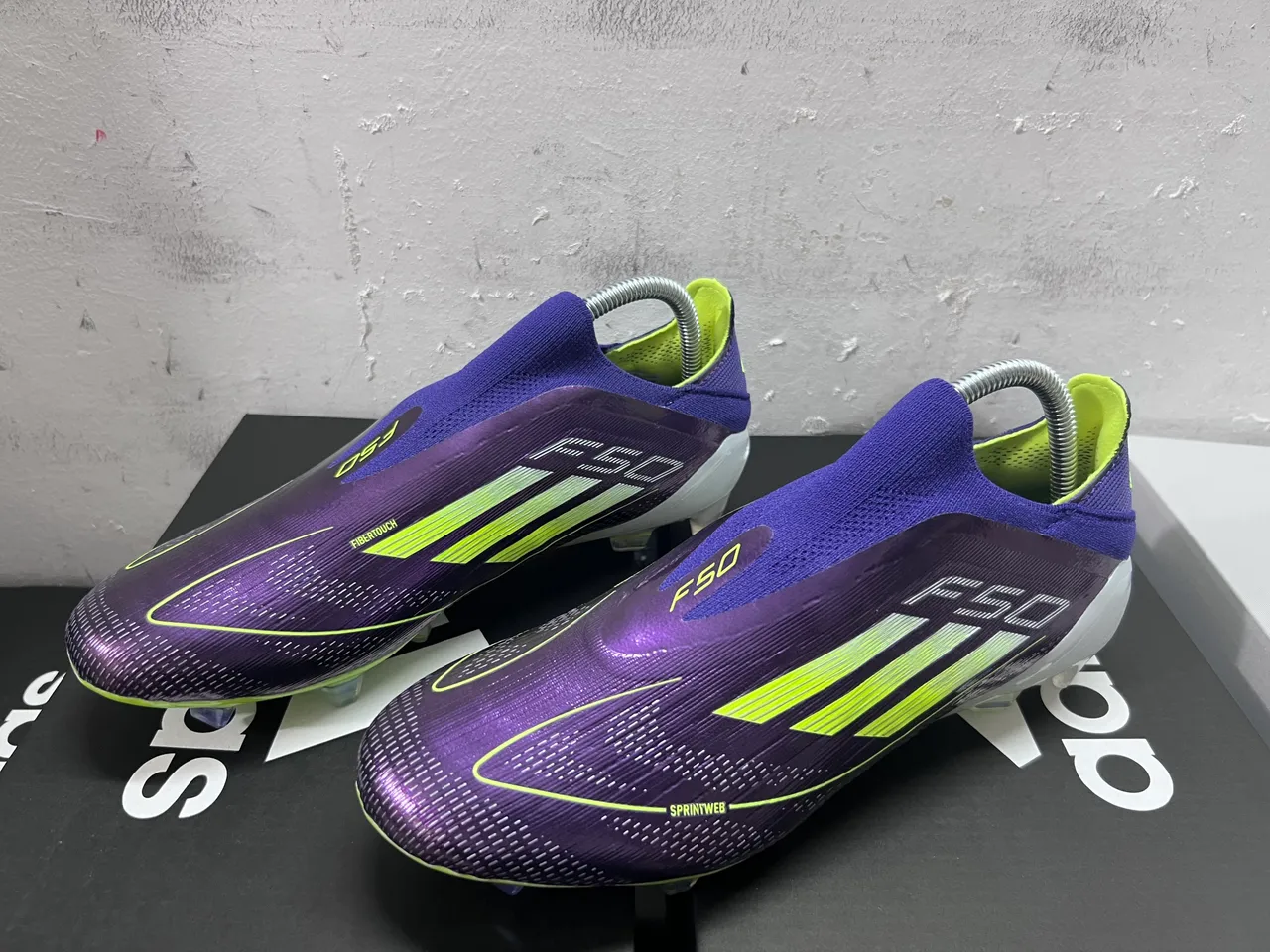 Adidas Violet Jaune Bas Coupé Col Ajustement Chaussette Texturé Synthétique Supérieur Sol Ferme Chaussures de Football 17