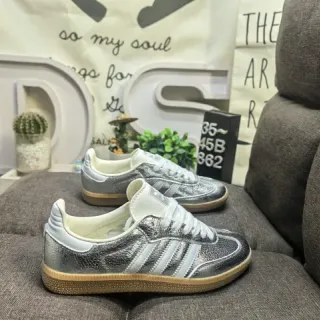 Adidas Sneakers Lifestyle Argent Blanc Métallique Supérieur avec Trois Bandes