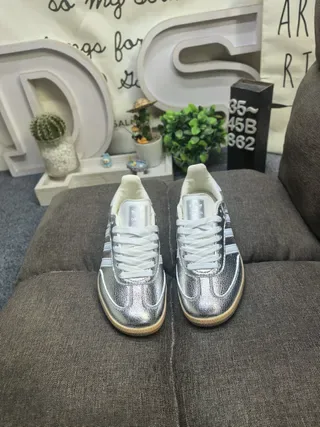 Adidas Sneakers Lifestyle Argent Blanc Métallique Supérieur avec Trois Bandes 10