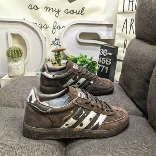 Adidas Spezial أحذية رياضية أسلوب حياة بني سويد مع خطوط طباعة البقرية
