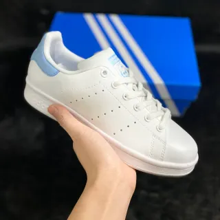 Adidas Stan Smith 白色和浅蓝色生活方式运动鞋