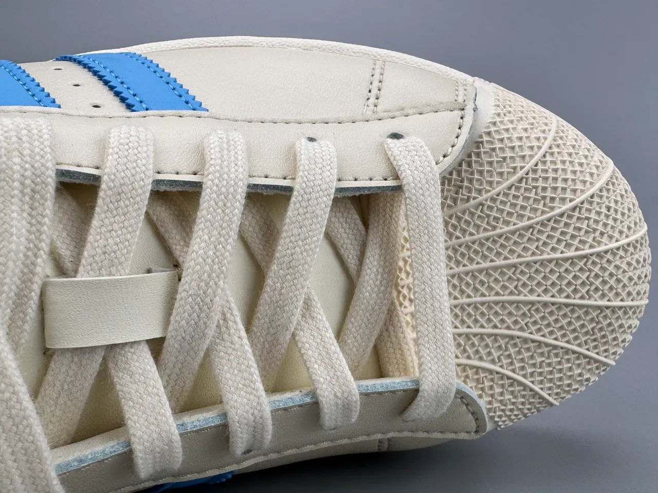 أديداس سوبرستار Off-White و Blue سنيكرز أسلوب الحياة 2