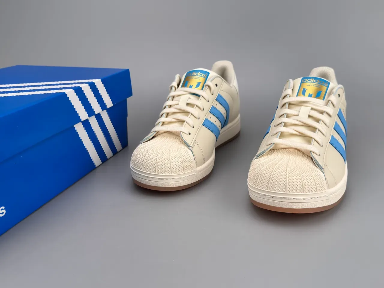 أديداس سوبرستار Off-White و Blue سنيكرز أسلوب الحياة 3