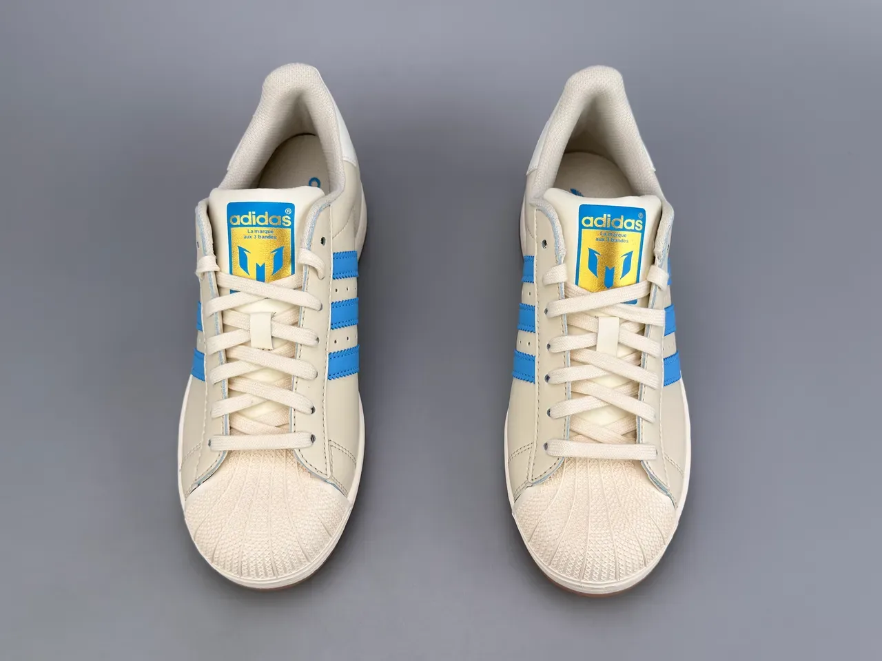 أديداس سوبرستار Off-White و Blue سنيكرز أسلوب الحياة 9