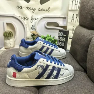 Adidas Superstar Off-White 和 Royal Blue 刺绣马生活方式运动鞋