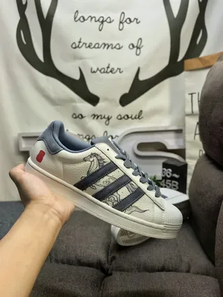 Adidas Superstar Off-White और Royal Blue सिलवाया घोड़ा जीवनशैली जूते 5
