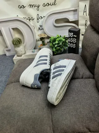 Adidas Superstar Off-White और Royal Blue सिलवाया घोड़ा जीवनशैली जूते 6