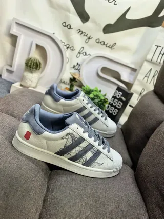 Adidas Superstar Off-White और Royal Blue सिलवाया घोड़ा जीवनशैली जूते 9