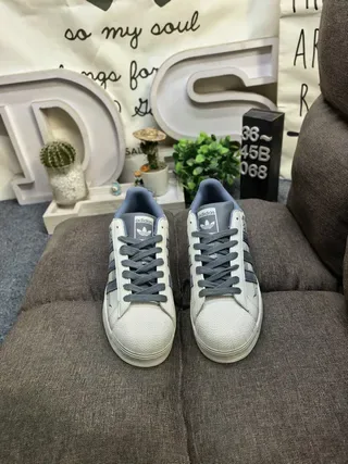 Adidas Superstar Off-White और Royal Blue सिलवाया घोड़ा जीवनशैली जूते 10
