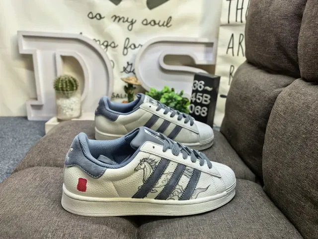 Adidas Superstar Off-White और Royal Blue सिलवाया घोड़ा जीवनशैली जूते 11