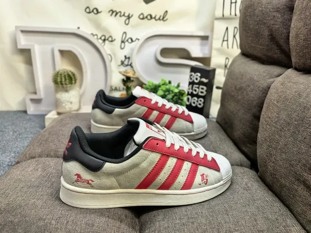 Adidas Superstar Off-White और Royal Blue सिलवाया घोड़ा जीवनशैली जूते 21