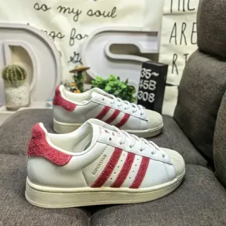 Adidas Superstar 白色和红色生活方式运动鞋