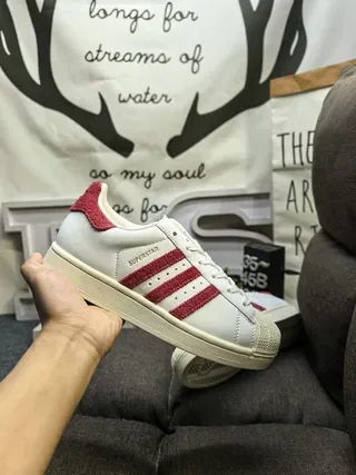 Adidas Superstar أبيض وأحمر سنیکرز أسلوب حياة 5