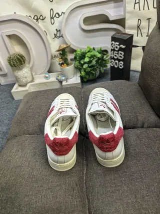Adidas Superstar أبيض وأحمر سنیکرز أسلوب حياة 8