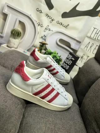 Adidas Superstar أبيض وأحمر سنیکرز أسلوب حياة 9