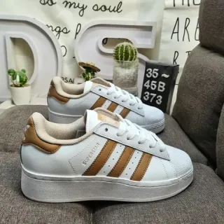 Adidas Superstar 白色和棕色生活方式运动鞋