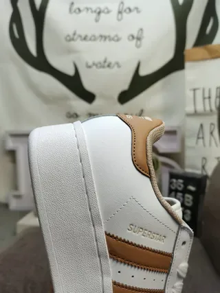 Adidas Superstar 白色和棕色生活方式运动鞋 3