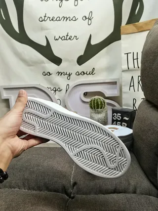 Adidas Superstar 白色和棕色生活方式运动鞋 4