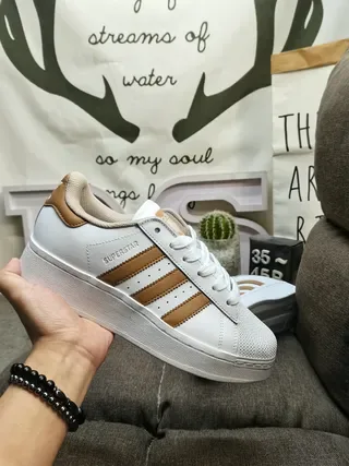 Adidas Superstar 白色和棕色生活方式运动鞋 5