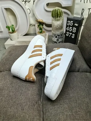 Adidas Superstar 白色和棕色生活方式运动鞋 6