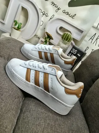 Adidas Superstar 白色和棕色生活方式运动鞋 7