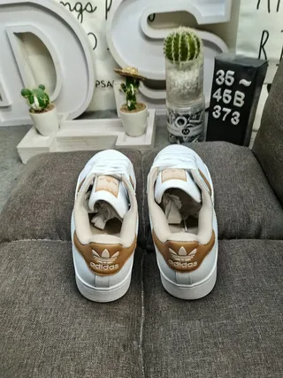 Adidas Superstar 白色和棕色生活方式运动鞋 8