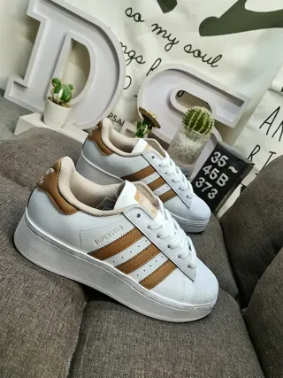 Adidas Superstar 白色和棕色生活方式运动鞋 9