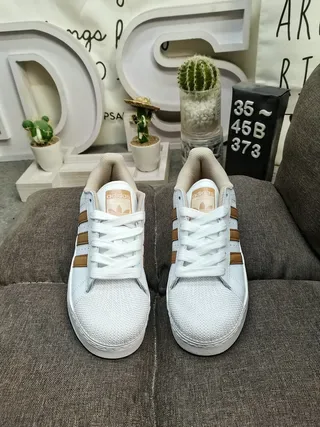 Adidas Superstar 白色和棕色生活方式运动鞋 10