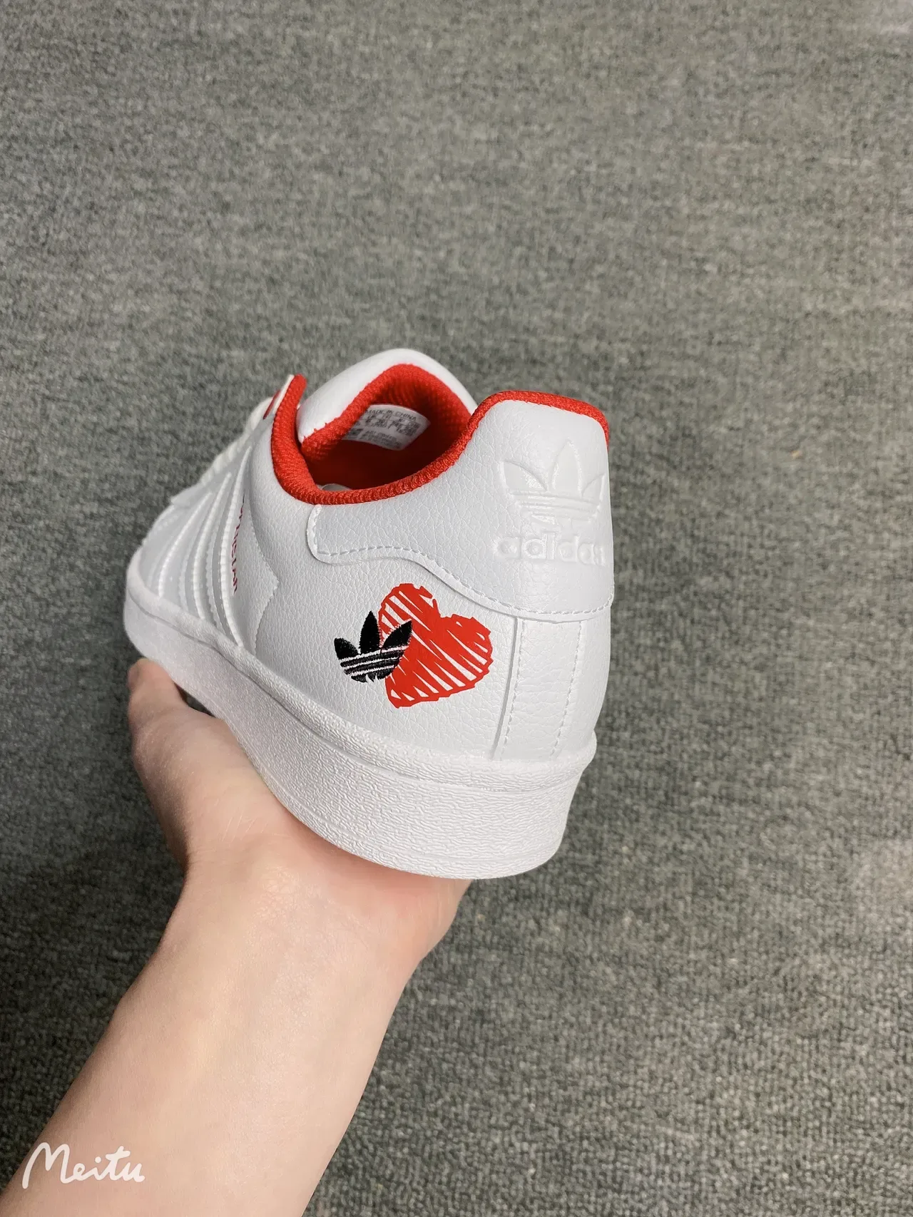 Adidas Superstar tênis lifestyle coração branco vermelho 5