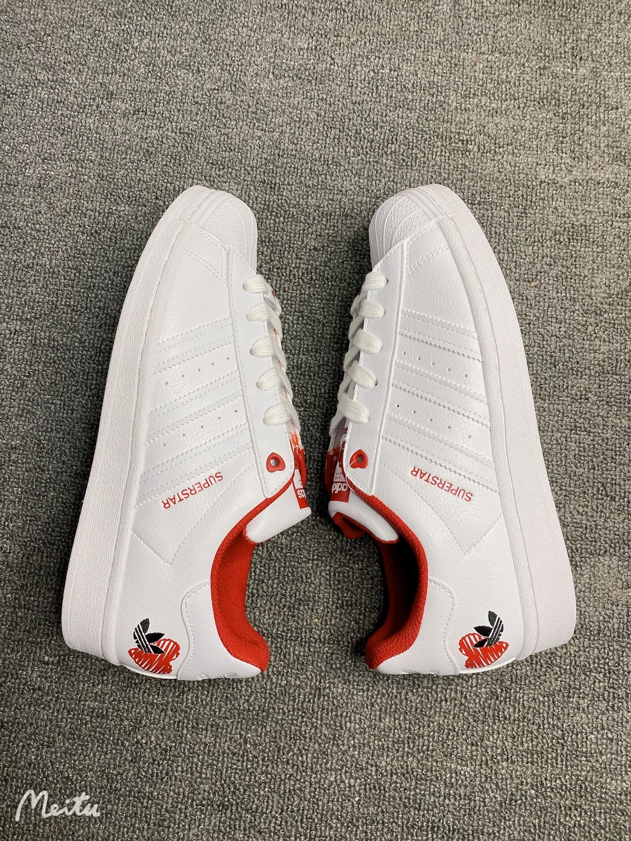 Adidas Superstar tênis lifestyle coração branco vermelho 7