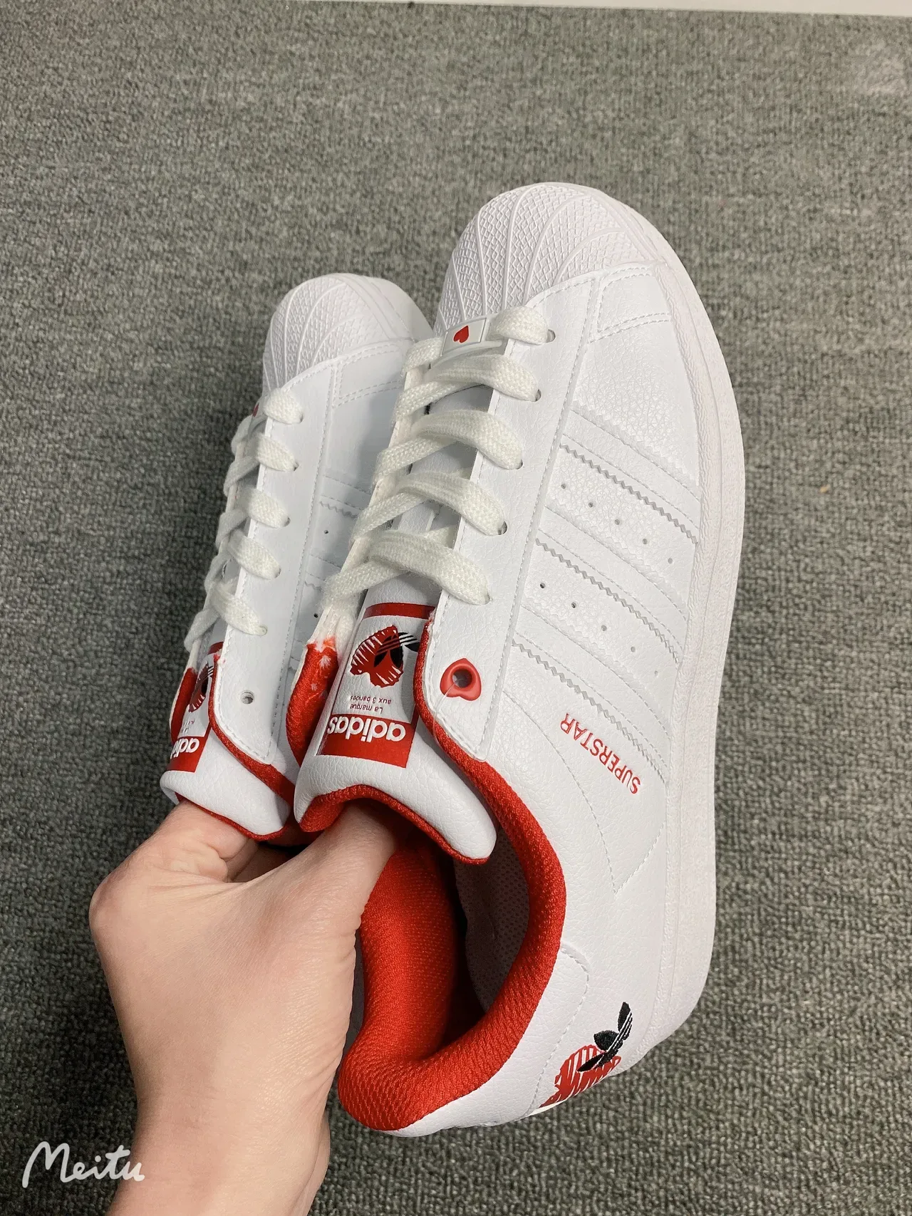 Adidas Superstar tênis lifestyle coração branco vermelho 8