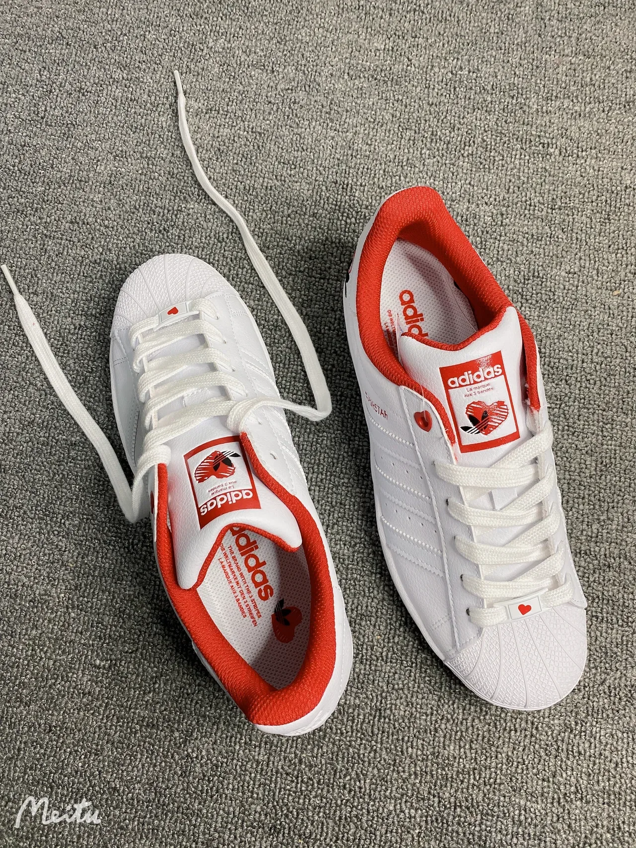 Adidas Superstar tênis lifestyle coração branco vermelho 11