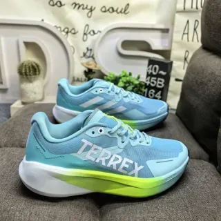 Adidas TERREX 浅蓝色和霓虹绿生活方式运动鞋