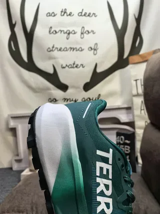 Adidas TERREX 浅蓝色和霓虹绿生活方式运动鞋 3
