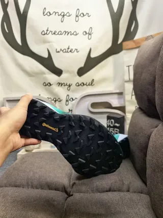 Adidas TERREX 浅蓝色和霓虹绿生活方式运动鞋 4