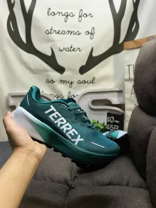 Adidas TERREX 浅蓝色和霓虹绿生活方式运动鞋 5