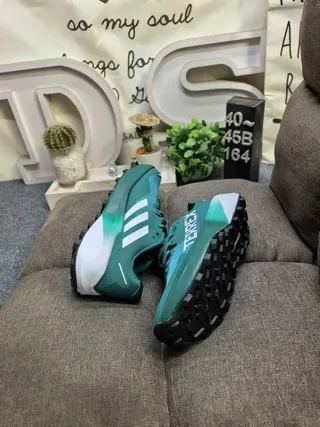 Adidas TERREX 浅蓝色和霓虹绿生活方式运动鞋 6