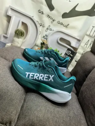 Adidas TERREX 浅蓝色和霓虹绿生活方式运动鞋 7