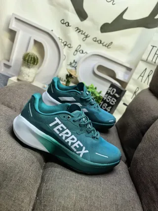 Adidas TERREX 浅蓝色和霓虹绿生活方式运动鞋 9